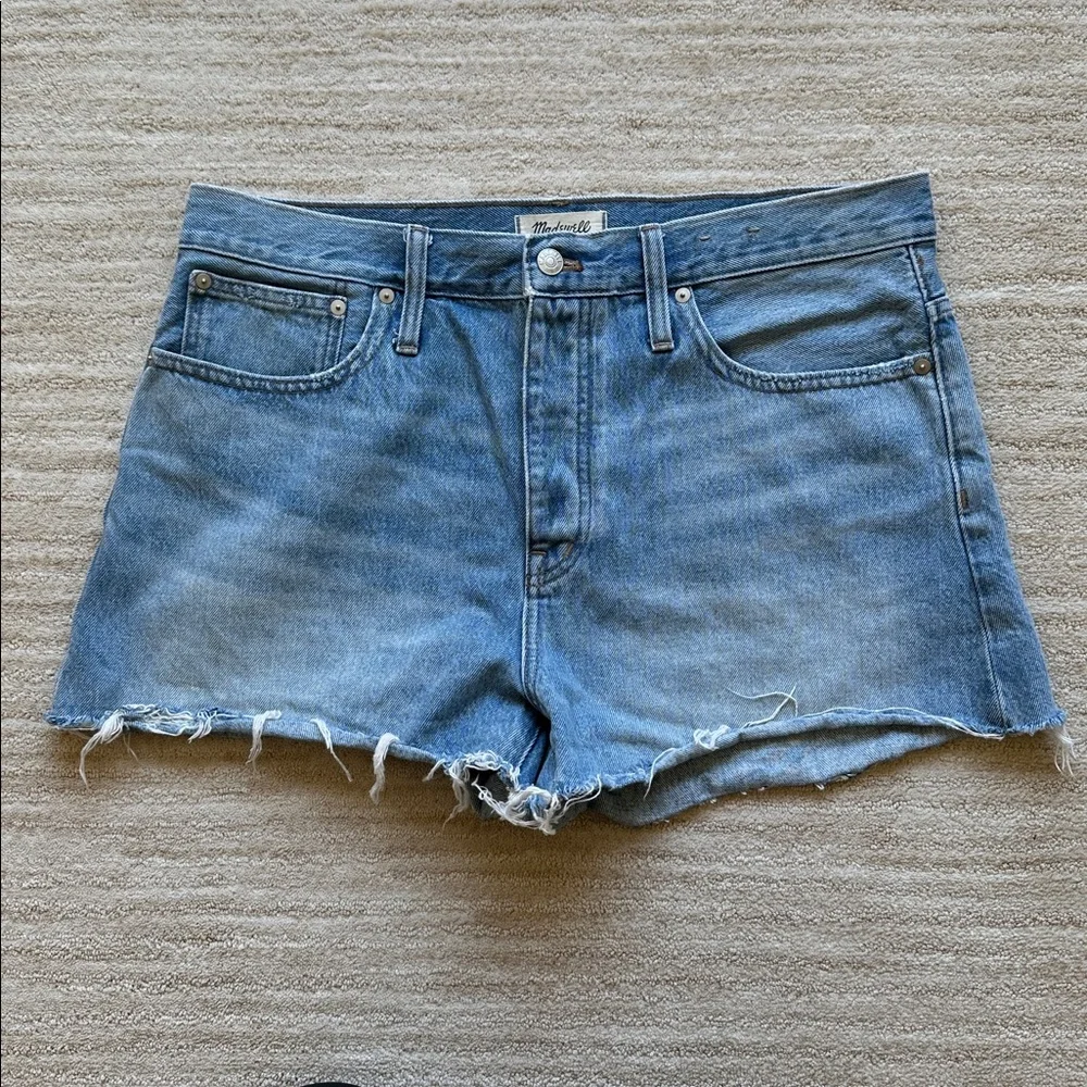Like New Madewell Relaxed Denim Shorts Button Fly MD739 Size 31 - Picture 3 of 16